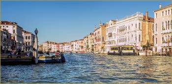 Ciel Bleu sur le Grand Canal de Venise et la Ca' d'Oro, dans le Sestier du Cannaregio.