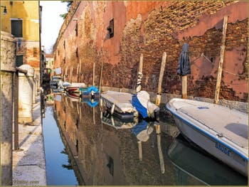 Les Ccouleurs du rio de le Gorne, le long de l'Arsenal de Venise, dans le Sestier du Castello.