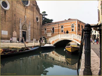 L'église, le pont et le rio dei Frari, dans le Sestier de San Polo à Venise.