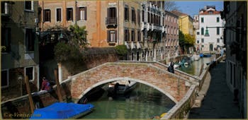 Le pont de Mezzo et la Fondamenta Bragadin, le long du rio de San Vio, dans le Sestier du Dorsoduro à Venise.