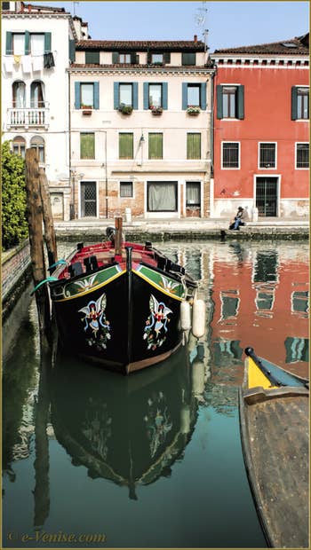Reflets sur le rio dei Servi et de la Misericordia, dans le Sestier du Cannaregio à Venise.