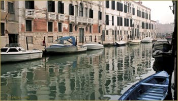 Reflets sur le rio de la Madona de l'Orto, le long de la Fondamenta Gasparo Contarini, dans le Sestier du Cannaregio à Venise.