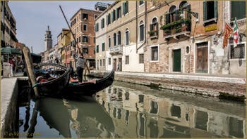 Gondoles sur le rio de San Barnaba au fond, le pont dei Pugni, dans le Dorsoduro à Venise.