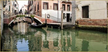Gondole sous le pont et sur le rio de la Fava, frontière entre les Sestieri de San Marco, à gauche, et du Castello à Venise.