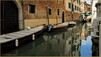 Minou vénitien sur le rio dei Miracoli, dans le Sestier du Cannaregio à Venise.