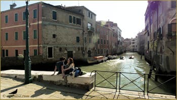 Amoureux sur le Campo de la Misericordia, devant le rio de Noal, dans le Sestier du Cannaregio à Venise.