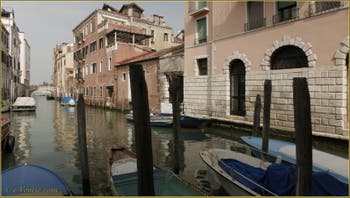 Reflets sur le rio de la Panada, au fond, le nom du même nom, dans le Sestier du Cannaregio à Venise.