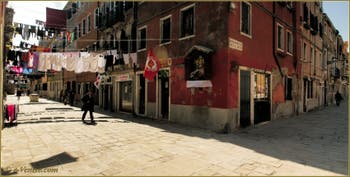 La lessive dans la Corte Nova, à l'angle avec la Fondamenta de la Tana, dans le Sestier du Castello à Venise.