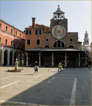 L'église San Giacometto, sur le Campo San Giacomo de Rialto, dans le Sestier de San Polo à Venise.