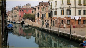 La Fondamenta et le Campo dei Mori, le long du rio de la Sensa, au fond, le pont Brazzo, dans le Sestier du Cannaregio à Venise.