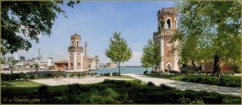 Les deux tours de l'entrée de l'Arsenal de Venise du côté de l'île de San Pietro di Castello.