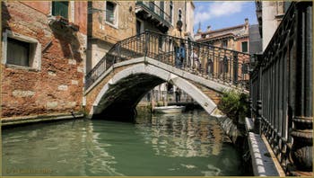 Le pont Cavagnis, au-dessus du rio de San Severo, dans le Sestier du Castello à Venise.