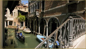 Gondole sur le rio de Ca' Widmann le long du Sotoportego del Magazen, dans le Sestier du Cannaregio à Venise.