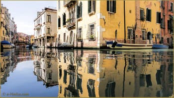 Les reflets du rio Priuli o Santa Sofia, dans le Sestier du Cannaregio à Venise.