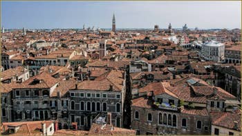 Venise vue du ciel depuis le Campanile dei Santi Apostoli, au fond, le Campanile de Saint-Marc et le pont du Rialto à droite