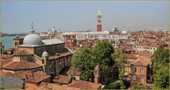 Venise vue du ciel depuis le Campanile dei Greci avec l'église de San Zaccaria, le palais des Doges et le campanile de Saint-Marc.