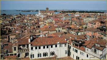 Venise vue du ciel depuis le Campanile dei Santi Apostoli avec au fond l'église dei Gesuiti et les îles de Murano et de San Michele