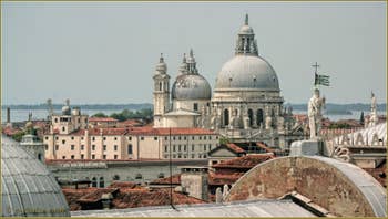 Venise vue du Ciel depuis le Campanile dei Greci, de gauche à droite, la Dogana da Mar ou Douane de Mer, l'église de la Salute, le Christ situé en haut de la façade de San Zaccaria et, tout à droite, la statue de la justice du Palais des Doges.