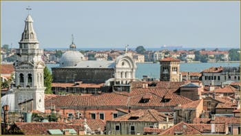 Venise vue du ciel depuis le Campanile dei Santi Apostoli avec de gauche à droite, le campanile de Santa Maria Formosa puis l'église de San Zaccaria et son Campanile, au fond, l'île du Lido et derrière elle, l'Adriatique.
