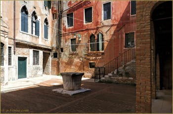 La Corte Morosina et son puits du XIVe siècle, dans le Sestier du Cannaregio à Venise.