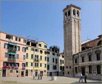 Le Campo San Silvestro avec son puits et son Campanile, dans le Sestier de San Polo à Venise.