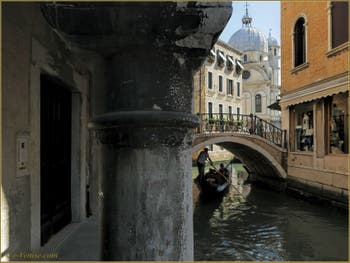 Gondole sur le rio de Ca' Widmann, sous le pont del Piovan avec, au fond, l'église dei Miracoli, dans le Sestier du Cannaregio à Venise.