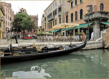 Gondole sur le rio dei Miracoli, devant le Campo de Santa Maria Nova, dans le Sestier du Cannaregio à Venise.