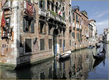 Gondoles sur le rio de Santa Marina, au premier plan, le Palazzo Pisani, dans le Sestier du Cannaregio à Venise.