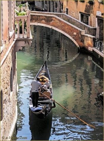 Gondole sur le rio del Malibran, devant le pont Marco Polo, dans le Sestier du Castello à Venise.