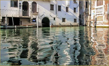 Les Reflets Magiques du rio del Pestrin Paradiso, dans le Sestier du Castello à Venise.