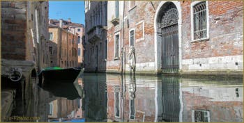 Les reflets du rio de la Panada, dans le Sestier du Cannaregio à Venise.