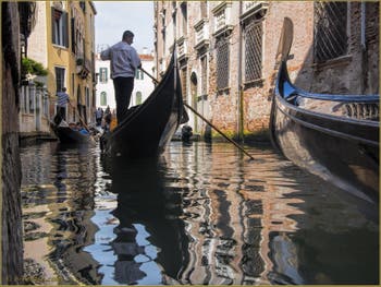 Gondoles sur le rio del Mondo Novo, dans le Sestier du Castello à Venise.