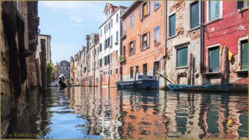 Gondole sur le rio de l'Acqua Dolce, dans le Sestier du Cannaregio à Venise.