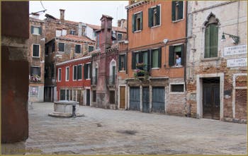 Le Campo dei Do Pozzi et son puits du XVe siècle, dans le Sestier du Castello à Venise.