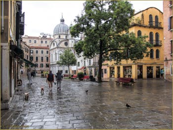 Le Campo Santa Maria Nova et l'église dei Miracoli après la pluie, dans le Sestier du Cannaregio à Venise.