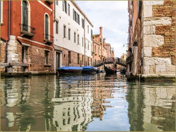 Gondole vue depuis le rio de San Felice, sur le rio Priuli, dans le Sestier du Cannaregio à Venise.