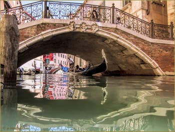 Gondole sur le rio de San Zulian, sous le pont Balbi, dans le Sestier de Saint-Marc à Venise.