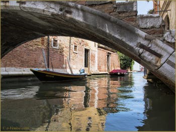 Sous le pont Chiodo sur le rio de San Felice, dans le Sestier du Cannaregio à Venise.