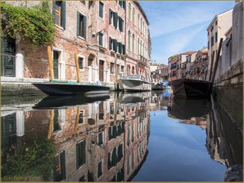 Les Reflets du rio delle Eremite, le long de la Fondamenta de le Romite, dans le Sestier du Dorsoduro à Venise.