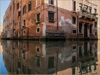 Les reflets du Palazzo Celsi-Donà à l'angle du rio de le Gorne et de celui de Santa Ternita, dans le Sestier du Castello à Venise.