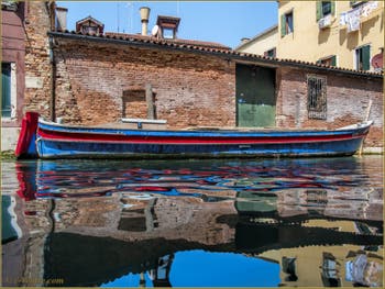 Les reflets du rio de l'Acqua Dolce, dans le Sestier du Cannaregio à Venise.