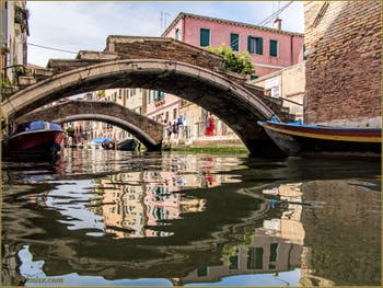 Les reflets sous les ponts Chiodo et de la Racheta, dans le Sestier du Cannaregio à Venise.