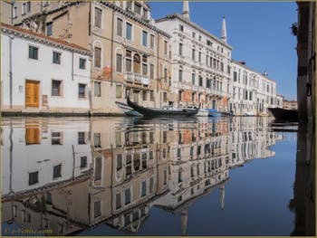 Les reflets du rio de la Madona de l'Orto, le long de la Fondamenta Gasparo Contarini, dans le Sestier du Cannaregio à Venise.