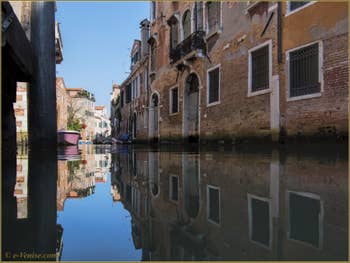 Les reflets du rio de San Francesco de la Vigna
