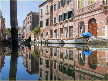 Les reflets du rio delle Eremite, le long de la Fondamenta de le Romite, dans le Sestier du Dorsoduro à Venise.