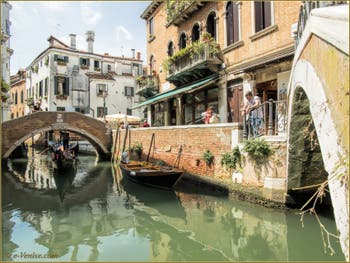 Gondole sur le rio dei Miracoli, sous le pont de Santa Maria Nova, dans le Sestier du Cannaregio à Venise.