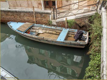 Vieille barque vénitienne sur le rio de Sant'Aponal