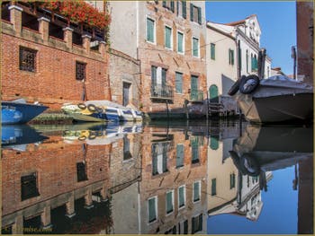 Reflets sur le rio de San Francesco de la Vigna, dans le Sestier du Castello à Venise.