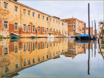 Reflets sur le rio de Sant'Alvise le long du couvent des Canossiane, dans le Sestier du Cannaregio à Venise.