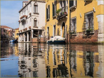 Reflets sur le rio rio Priuli o de Santa Sofia, dans le Sestier du Cannaregio à Venise.